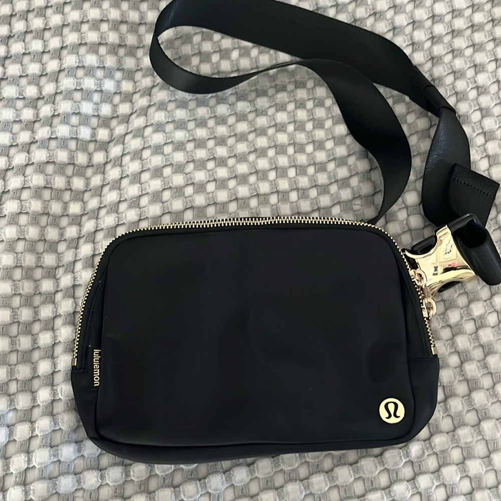 Lululemon black belt bag